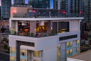 2 restaurantes, se sirven desayunos, cenas y cocina americana