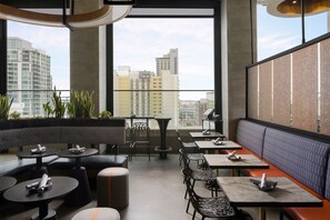 2 restaurants; breakfast and dinner served