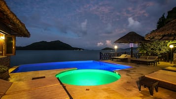 Außenpool, geöffnet von 09:00 Uhr bis 19:00 Uhr, Sonnenschirme