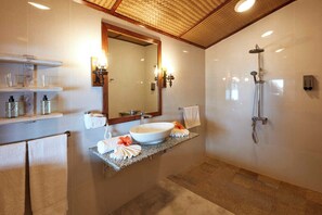 Ducha, artículos de tocador gratuitos, secador de pelo, toallas