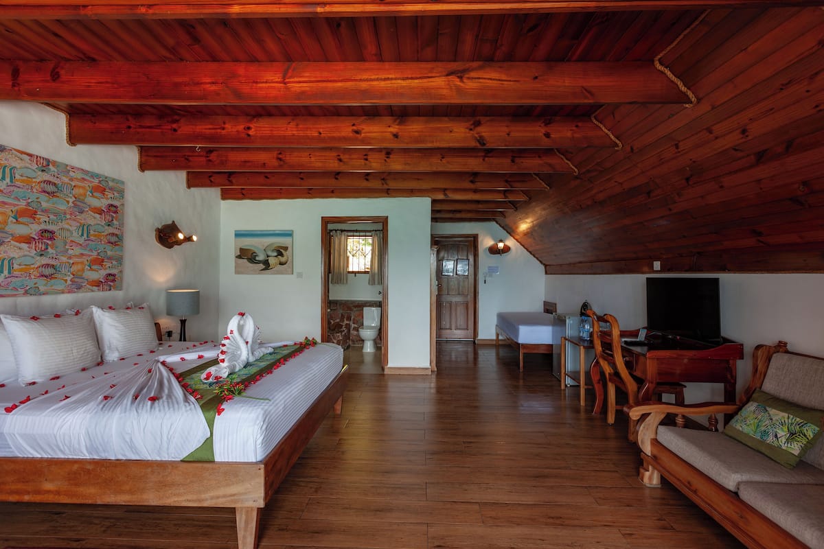 1 bedroom, premium bedding, pillowtop beds, in-room safe