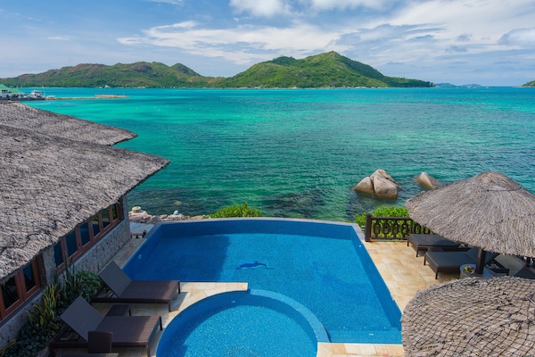 Una piscina al aire libre (de 09:00 a 19:00), sombrillas, tumbonas