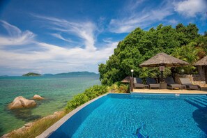 Outdoor pool, open 9:00 AM to 7 PM, pool umbrellas, sun loungers - Colibri Guest House (Praslin Island)