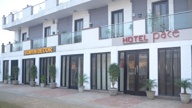 Eine Hotelsansicht mit einem Schild, auf dem 