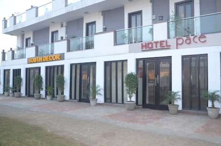 Fachada da propriedade. Hotel Pace