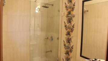 Executive Room | Bathroom | Combined shower/tub, free toiletries, hair dryer, towels