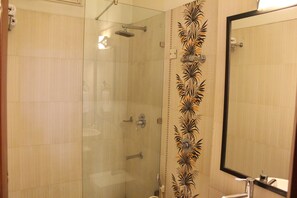 Executive Room | Bathroom | Combined shower/bathtub, free toiletries, hair dryer, towels - Hotel Comfort Zone Greater Kailash (New Delhi)
