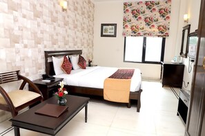 Egyptian cotton sheets, minibar, in-room safe, desk - Hotel Comfort Zone Greater Kailash (New Delhi)