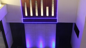Ein modernes Interieur mit einer dekorativen Wandverkleidung und zwei kugelförmigen Hockern.
