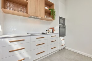 Geladeira, micro-ondas, cooktop, torradeira