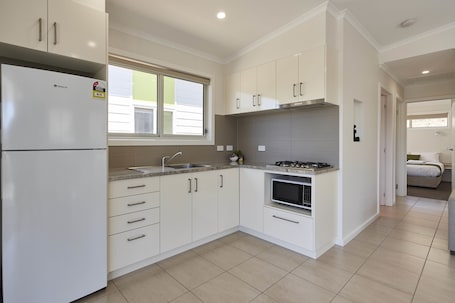 City Villa, 2 Bedrooms | Private kitchen | Fridge, cookware/dishes/utensils