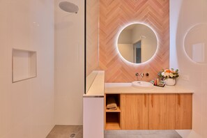 シャワー、レイン フォールシャワー、バスアメニティ (無料)、ヘアドライヤー