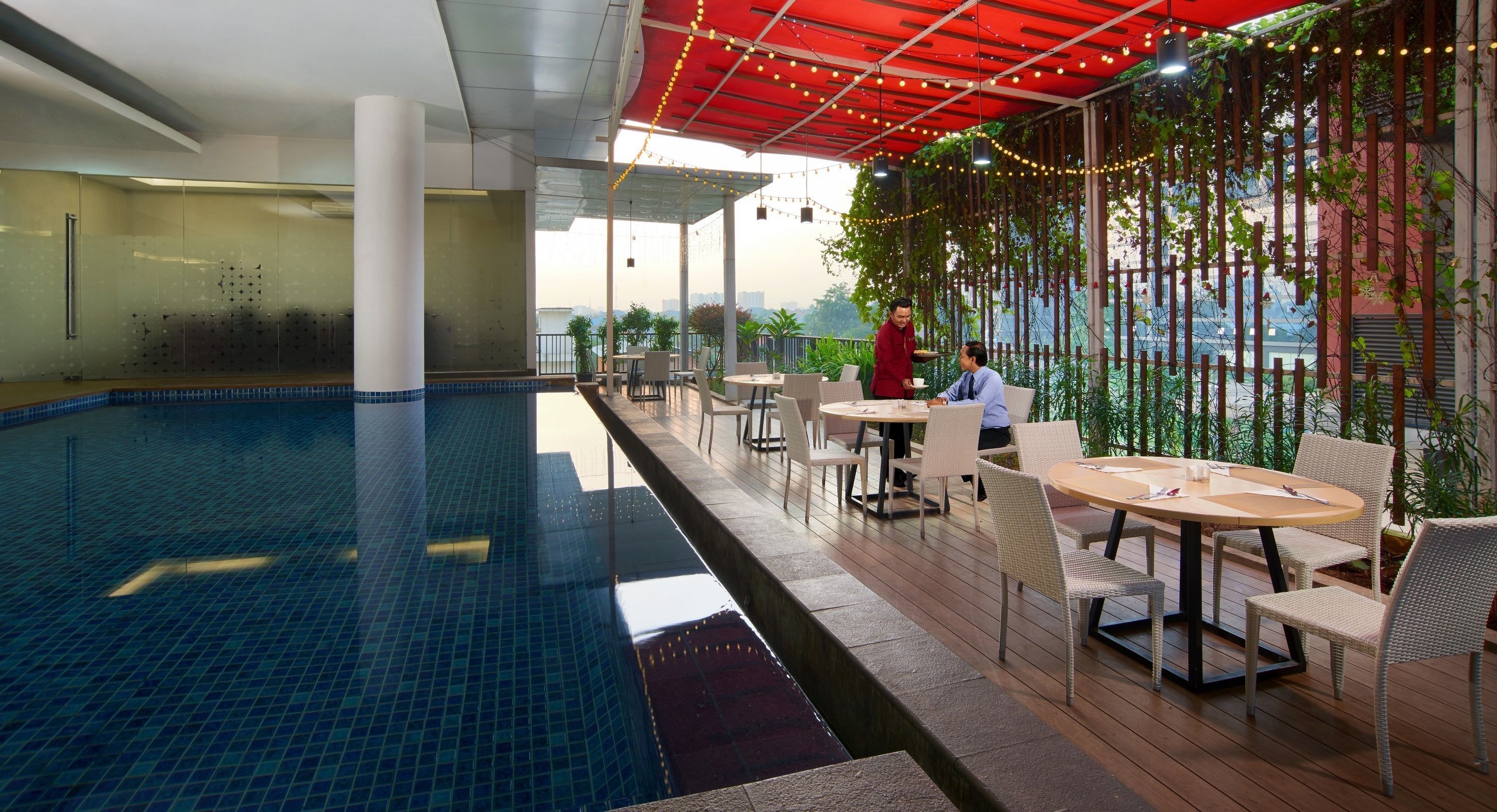 Kolam renang indoor