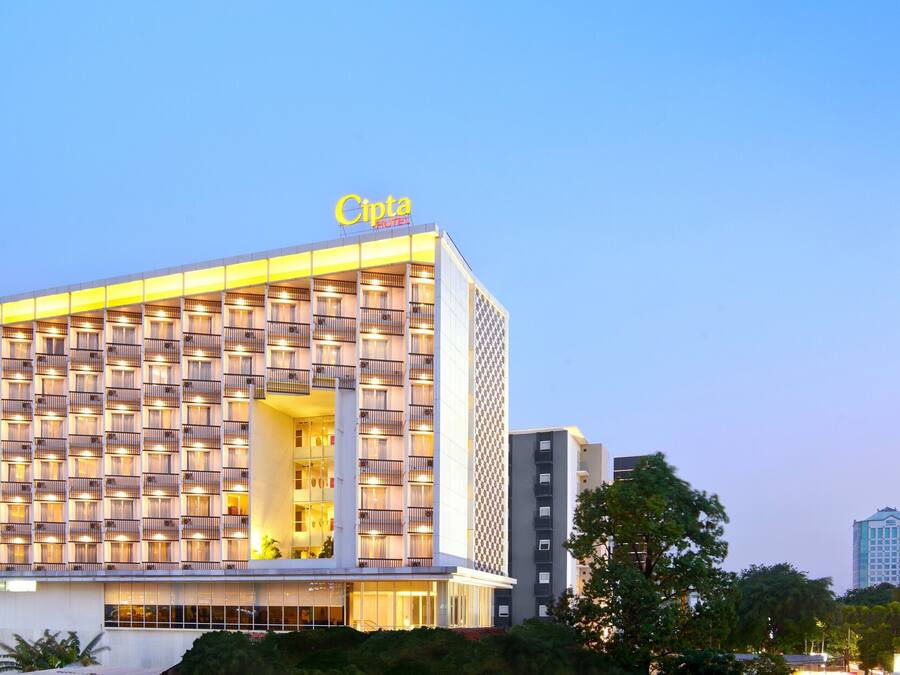 Bagian depan properti - sore/malam