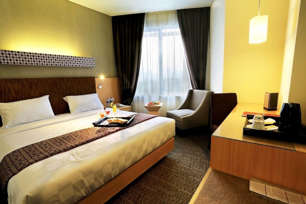 Premium bedding, in-room safe, desk, WiFi (free)
