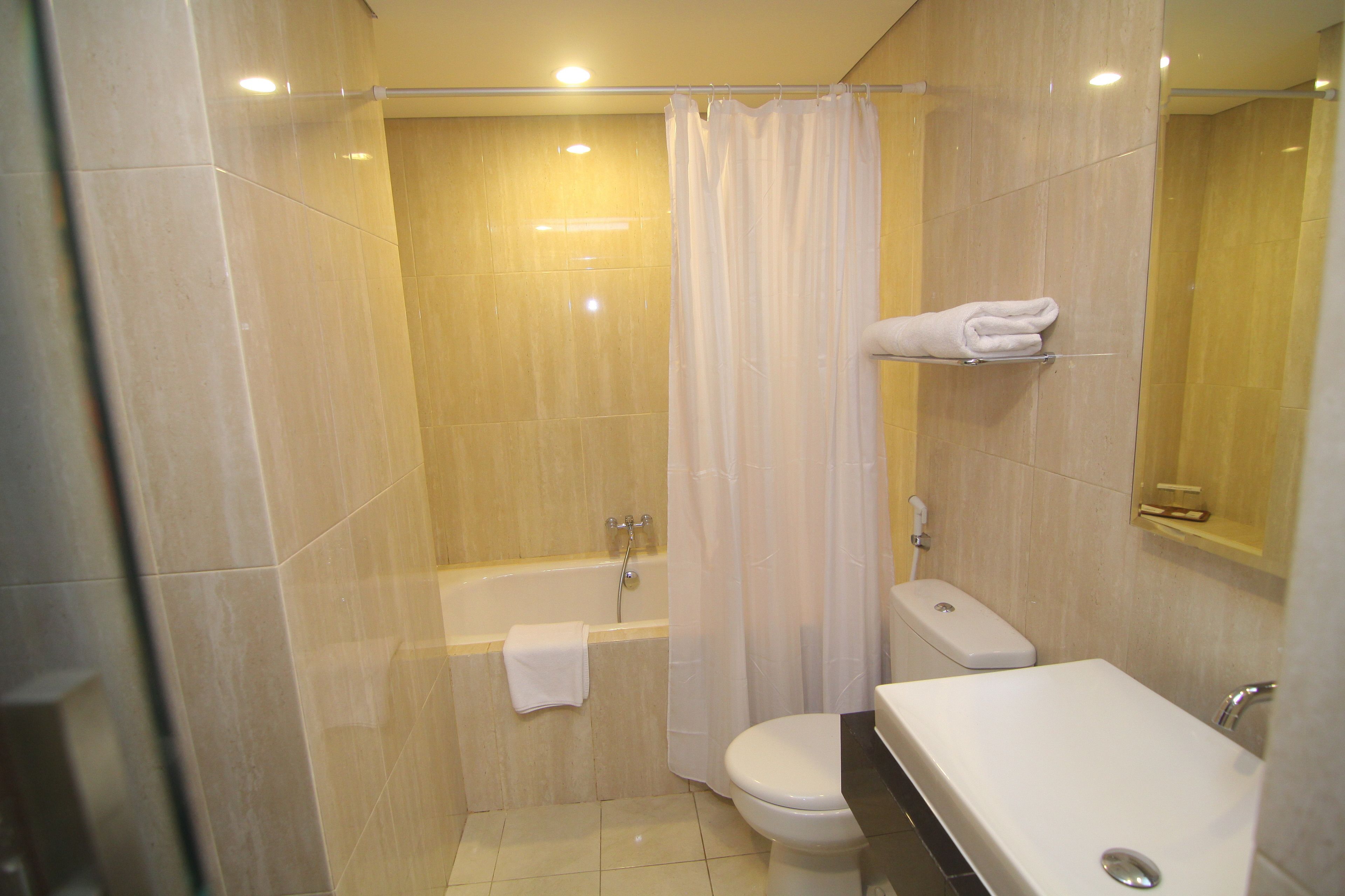 Une salle de bain avec une baignoire, des toilettes et un lavabo.