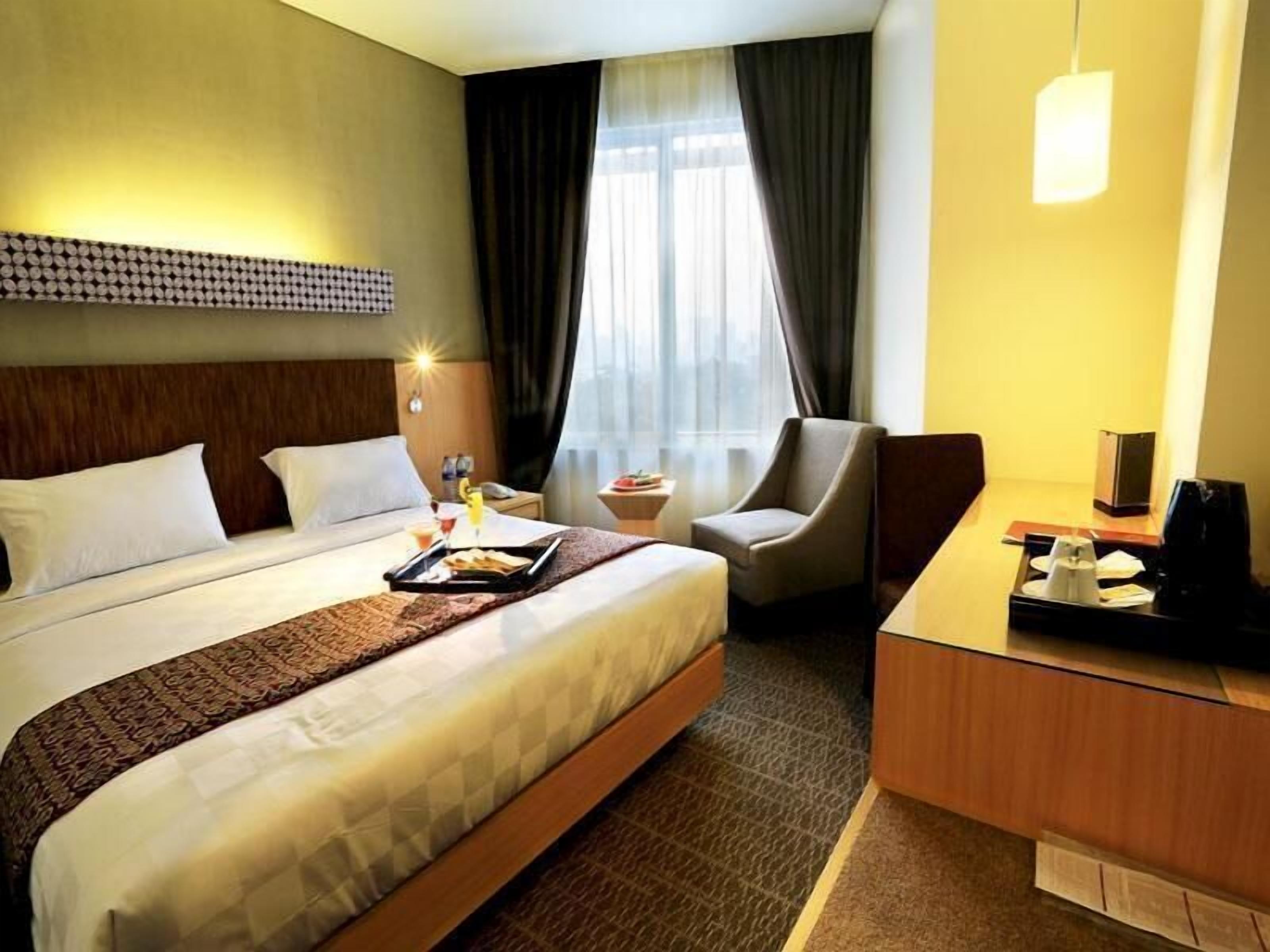 Premium bedding, in-room safe, desk, free WiFi
