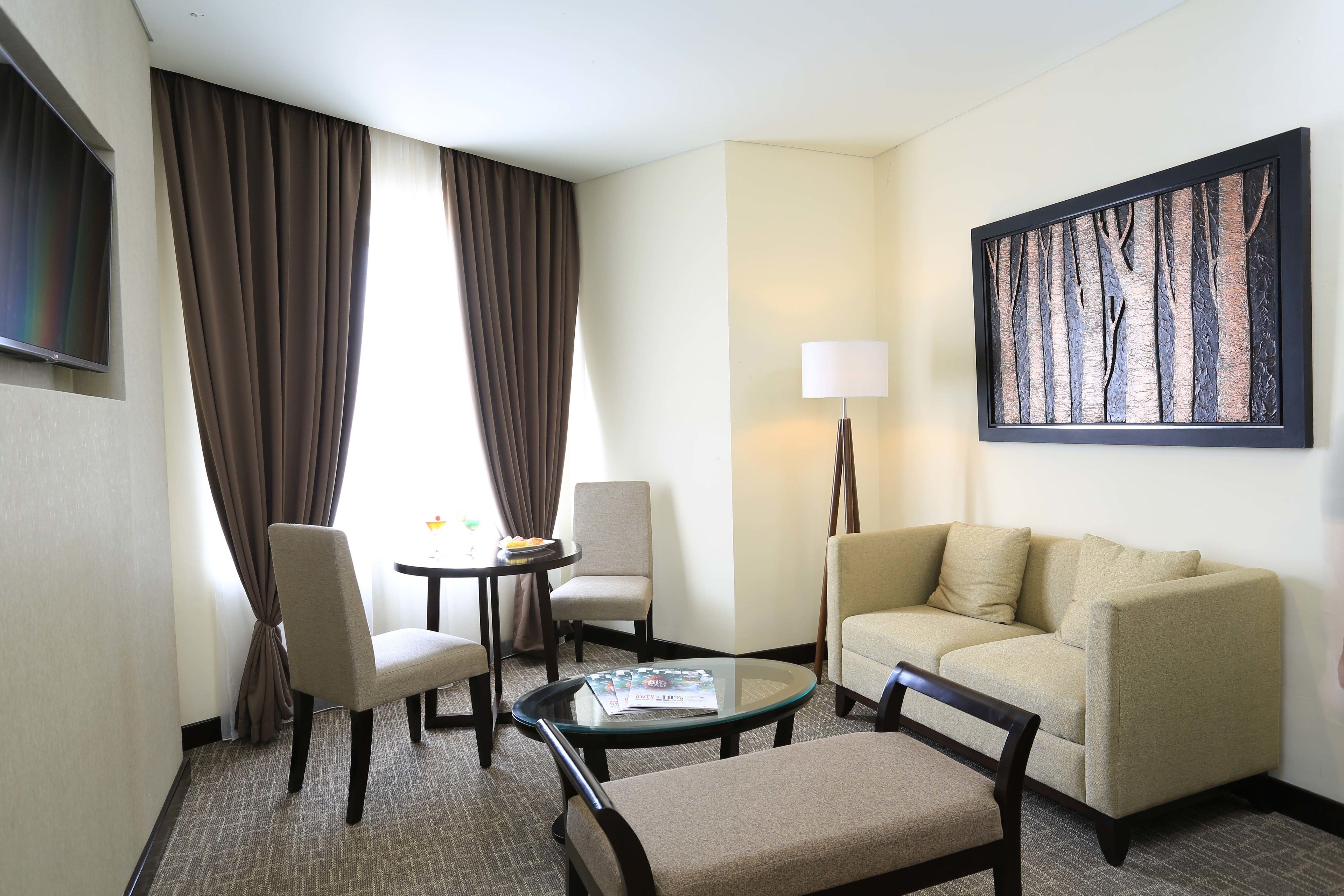 Suite Kota, 1 Tempat Tidur King, pemandangan kota | Ruang keluarga | TV layar datar