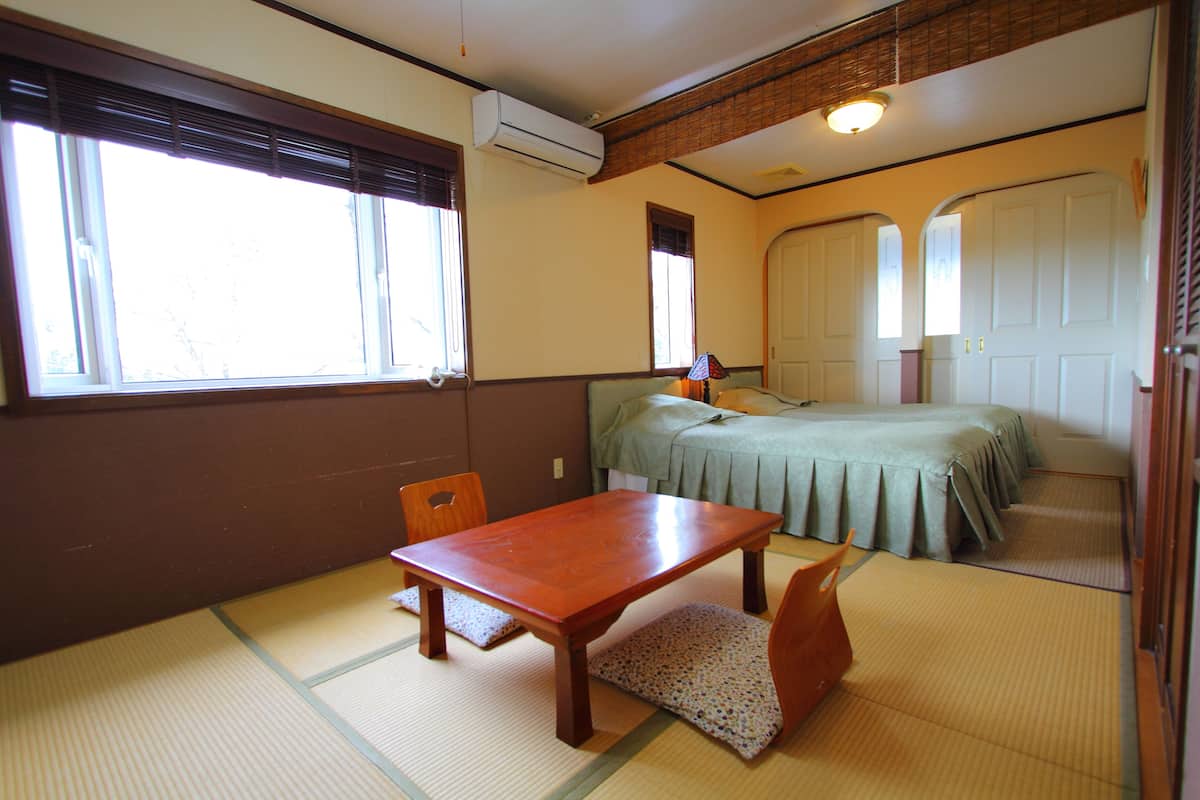 Phòng (Japanese Western Room) | Bộ đồ giường cao cấp, bàn, phòng cách âm