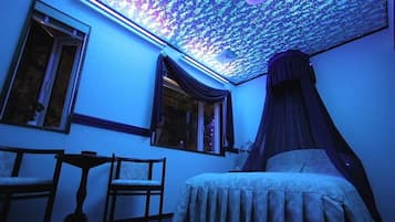 Canopy double, Smoking | Premium bedding, desk, soundproofing, free WiFi