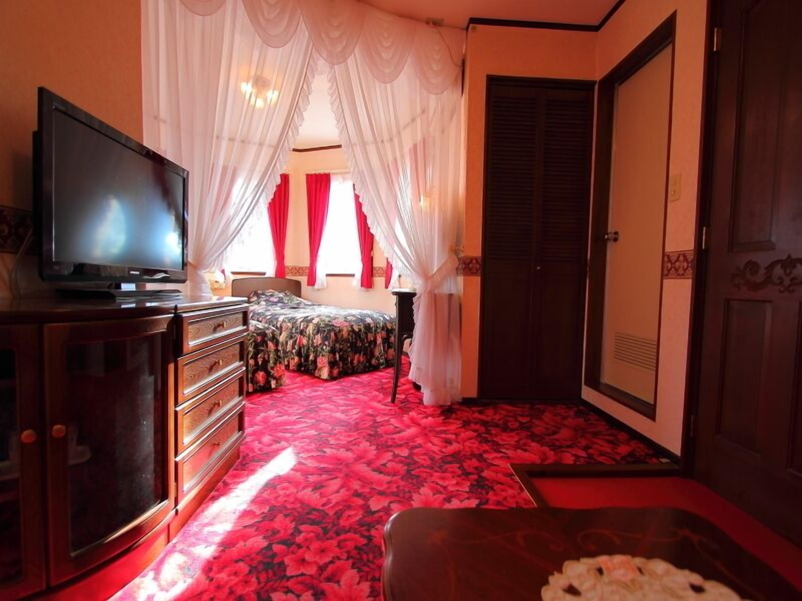 Premium bedding, desk, soundproofing, free WiFi