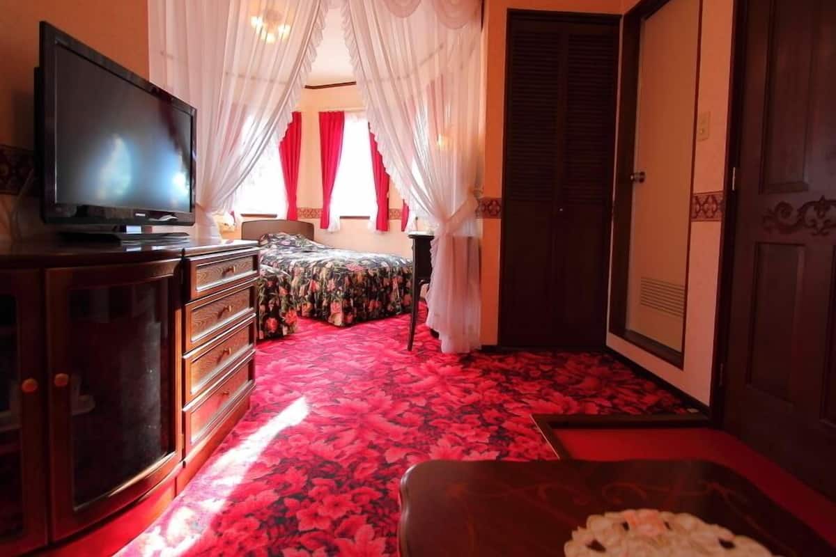 Bộ đồ giường cao cấp, bàn, phòng cách âm 