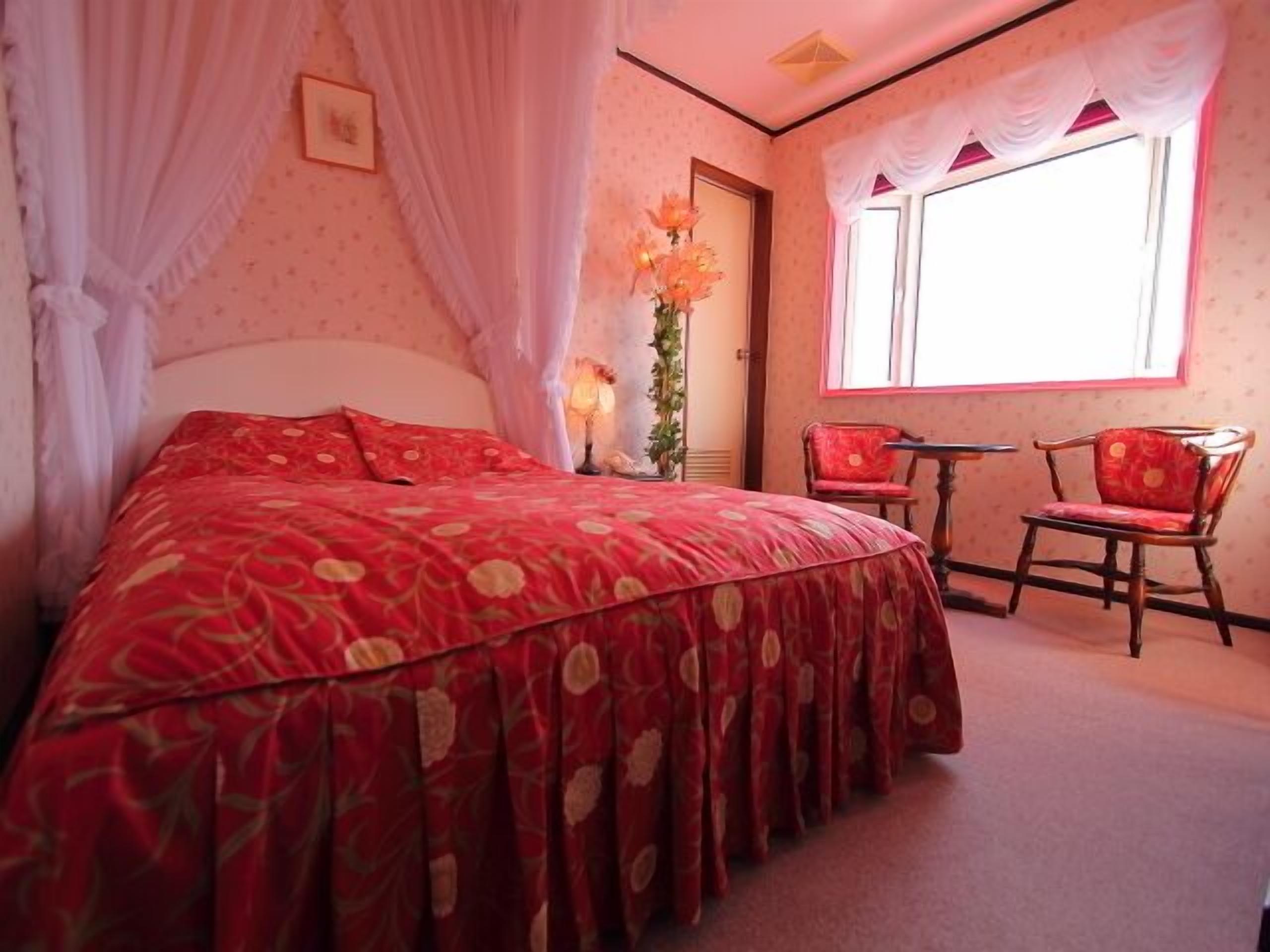 Premium bedding, desk, soundproofing, free WiFi