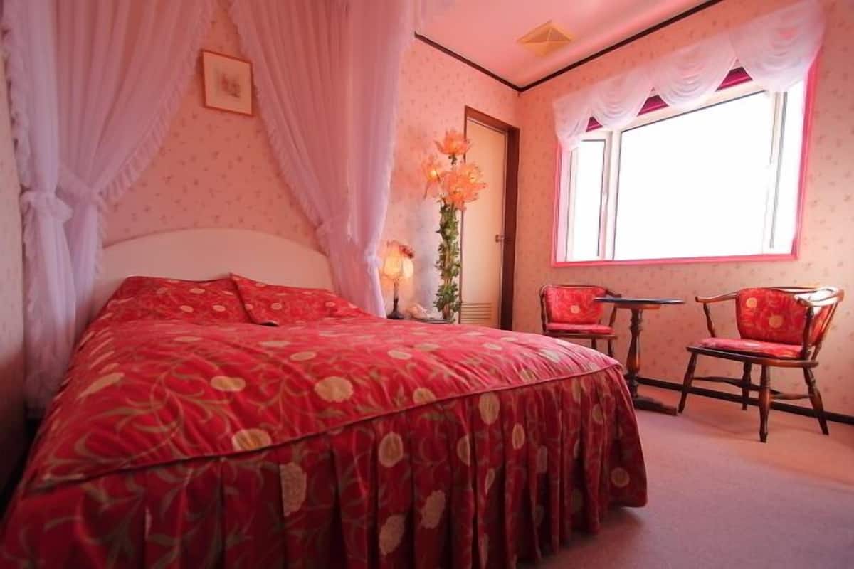 Bộ đồ giường cao cấp, bàn, phòng cách âm 