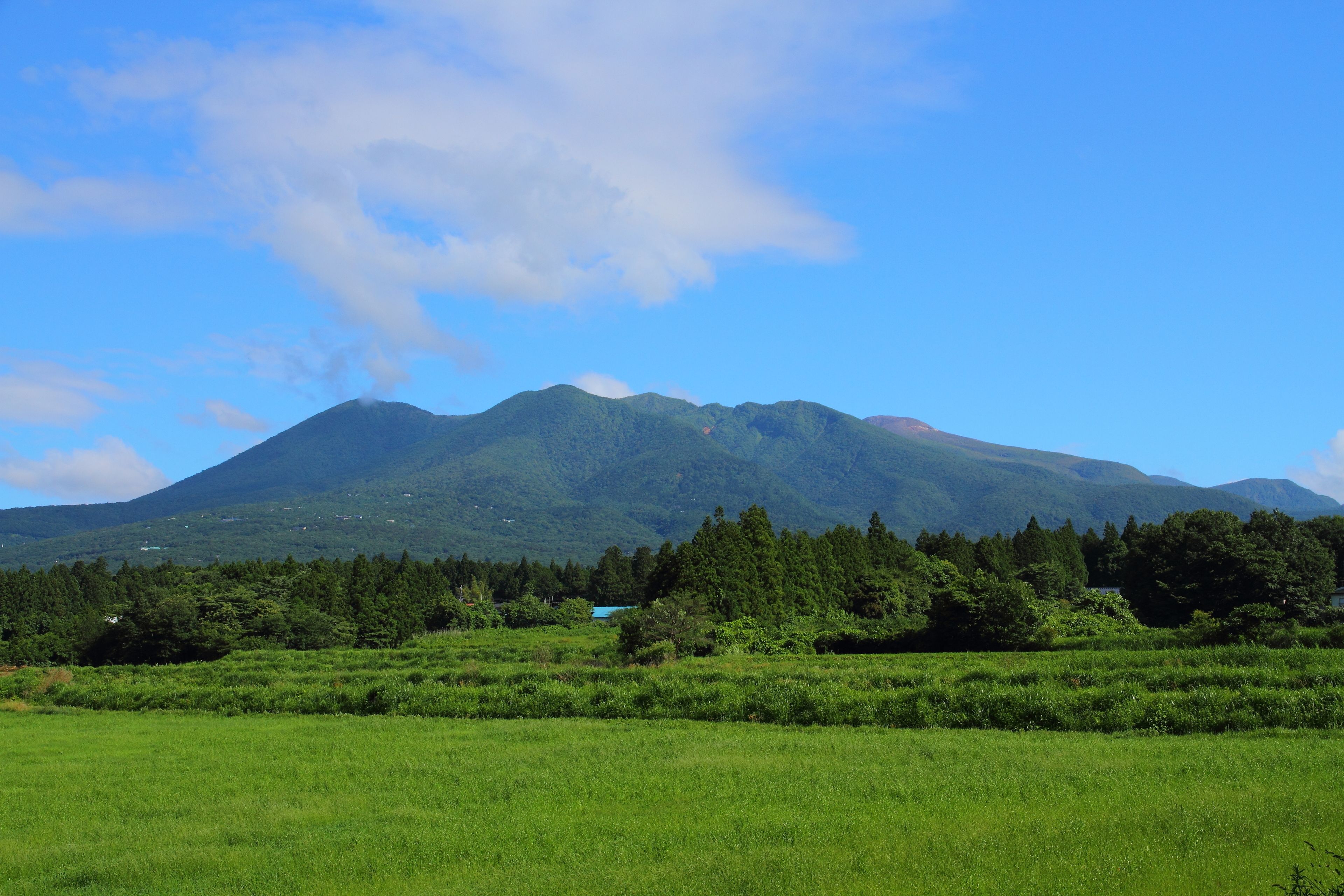 Un paisaje montañoso con cielo despejado.