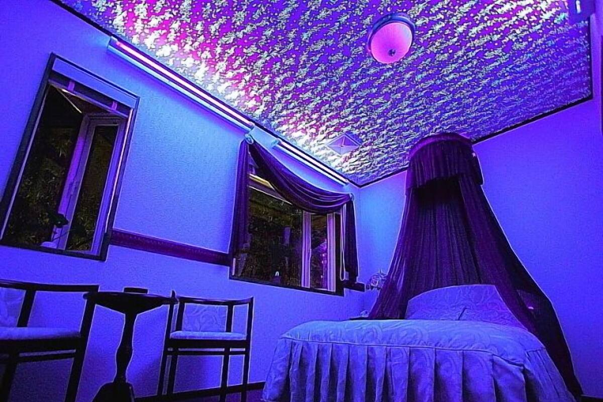 Bộ đồ giường cao cấp, bàn, phòng cách âm 