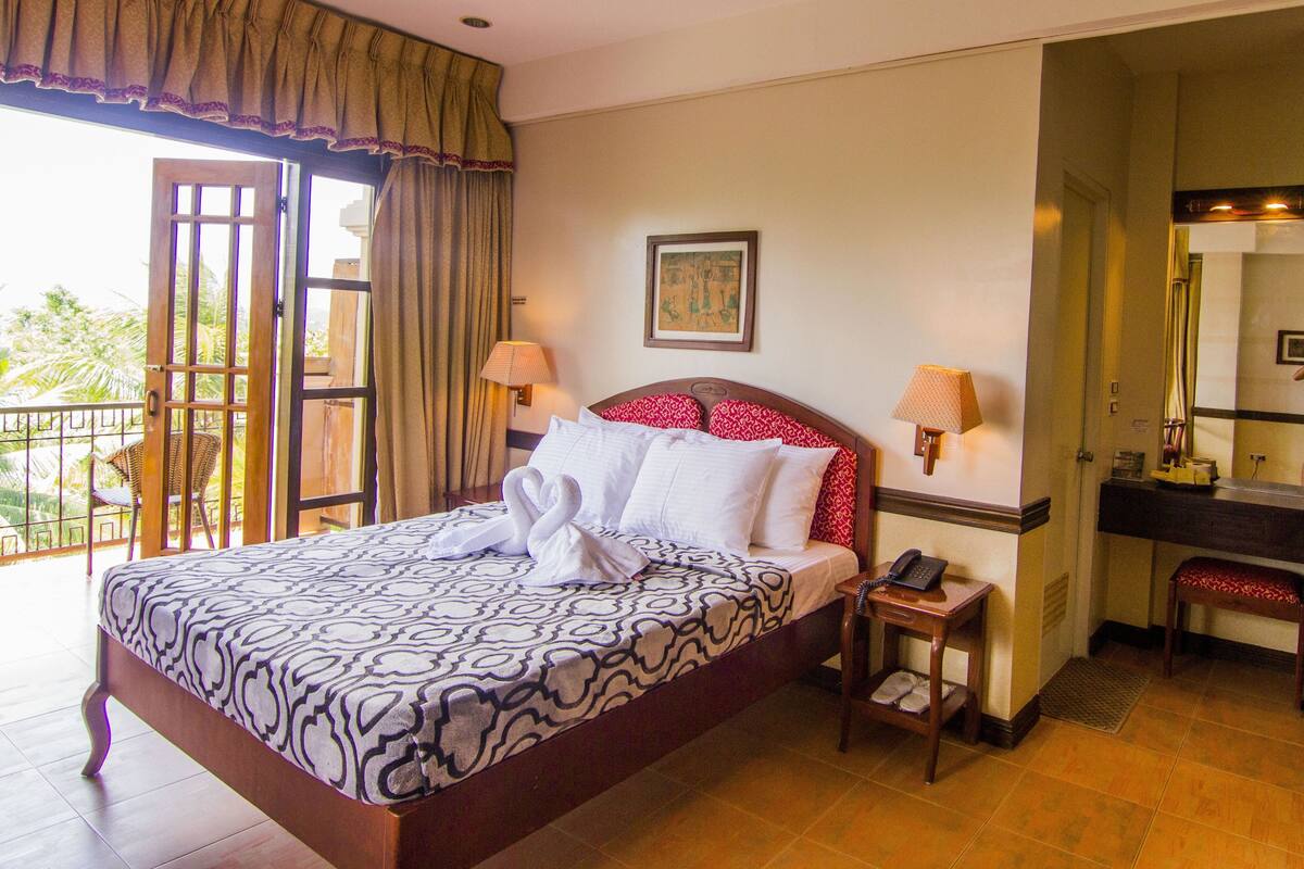 Quarto casal, vista para a piscina | Vista da sacada