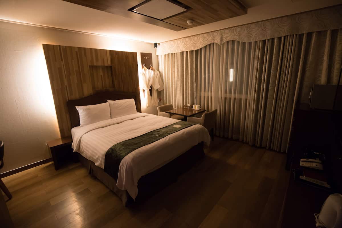 standard double room | in-room safe, free wifi