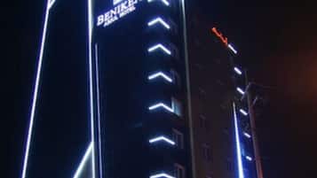 Bagian depan properti - sore/malam