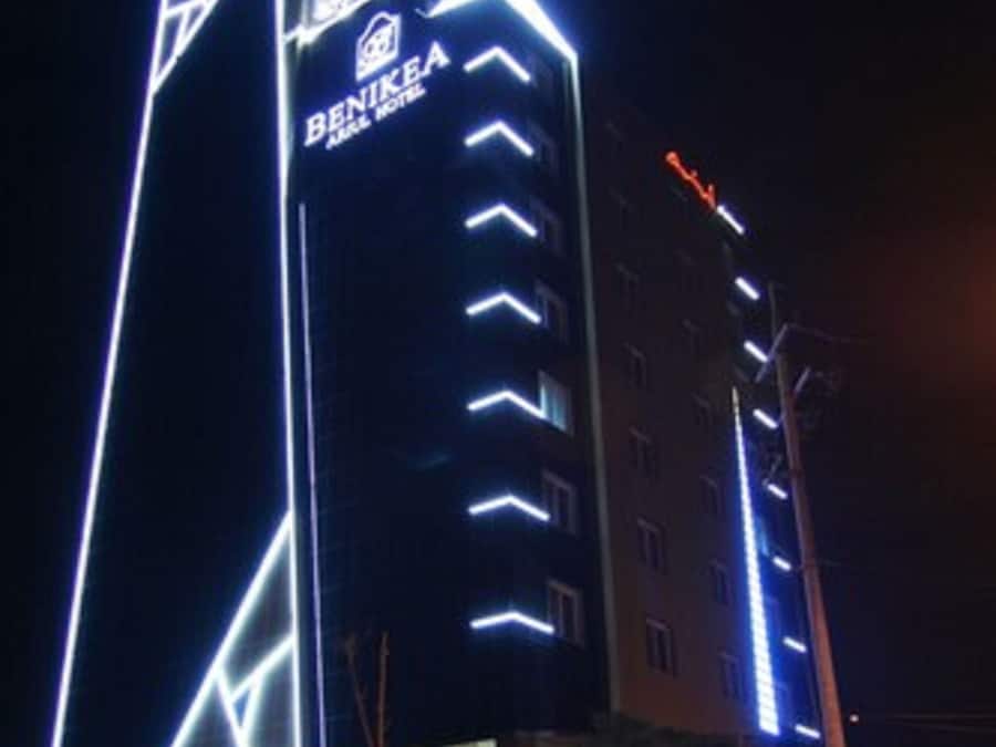 Fachada de la propiedad por la tarde o noche