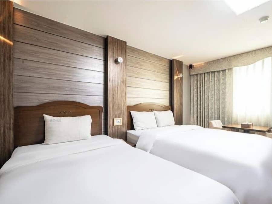 Deluxe Twin Room | In-room safe, free WiFi
