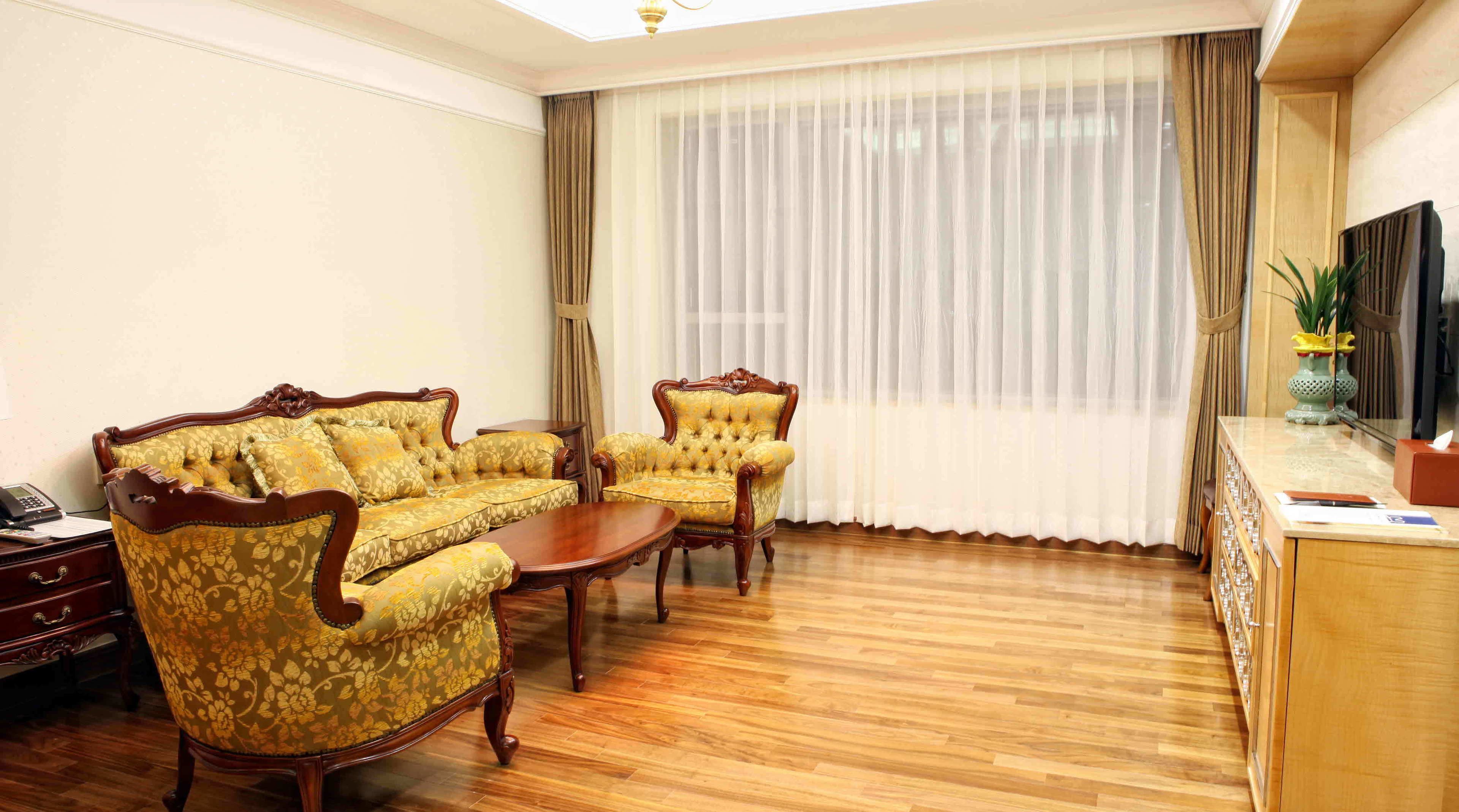 suite | living area | flat-screen tv, pay films, heated floors