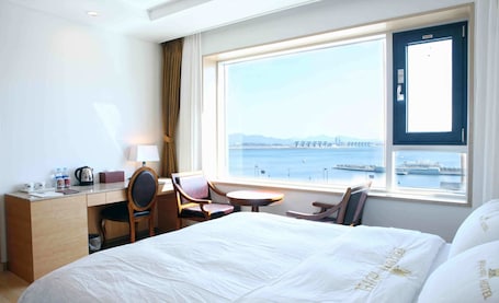Ropa de cama de alta calidad y escritorio . Fontana Beach Hotel