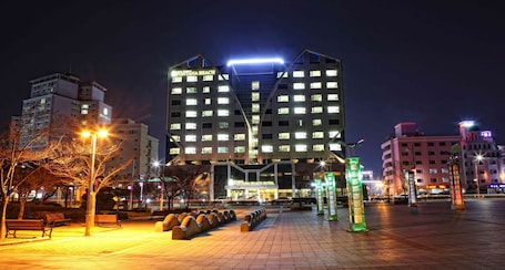 Fachada de la propiedad por la tarde o noche