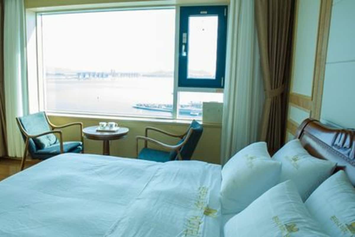 Suite | Luxe beddengoed, een bureau, een laptopwerkplek