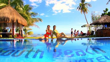 Kolam renang outdoor, dengan payung kolam renang dan kursi berjemur