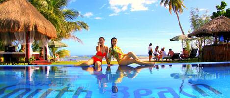 Piscina all'aperto, ombrelloni da piscina, lettini