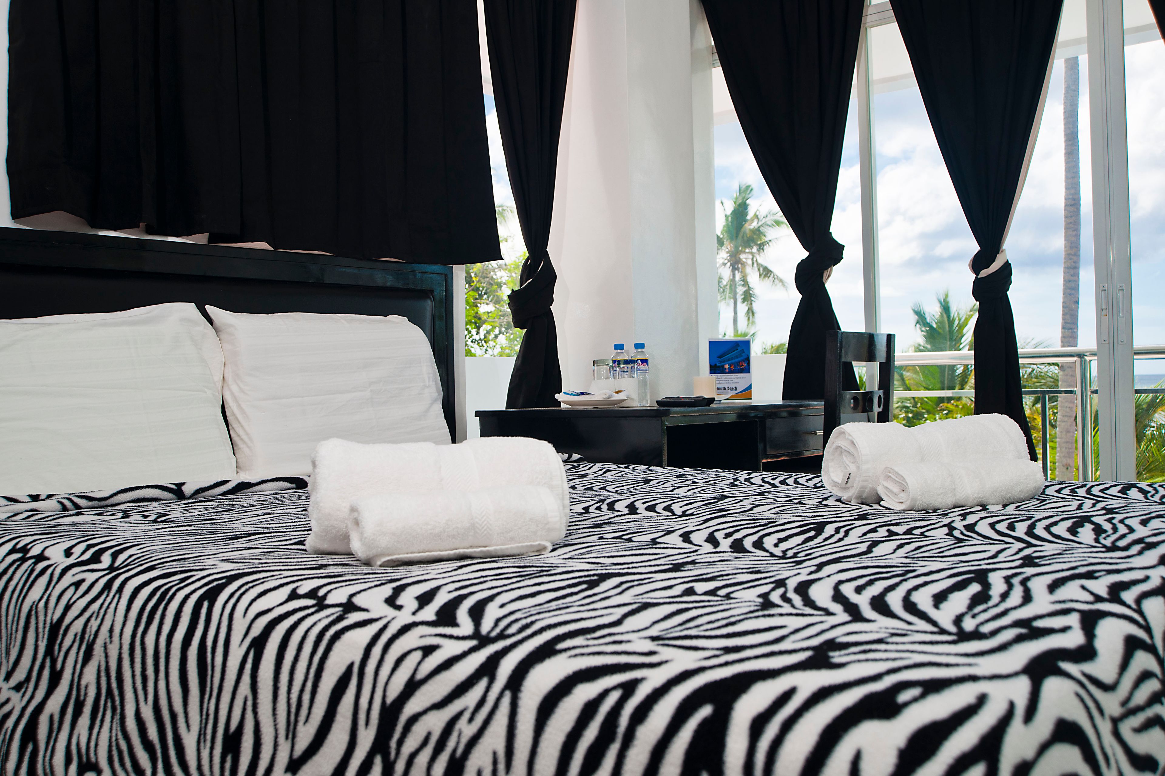 Deluxe Room, Ocean View | Hypo-allergenic bedding available, minibar, in-room safe, desk