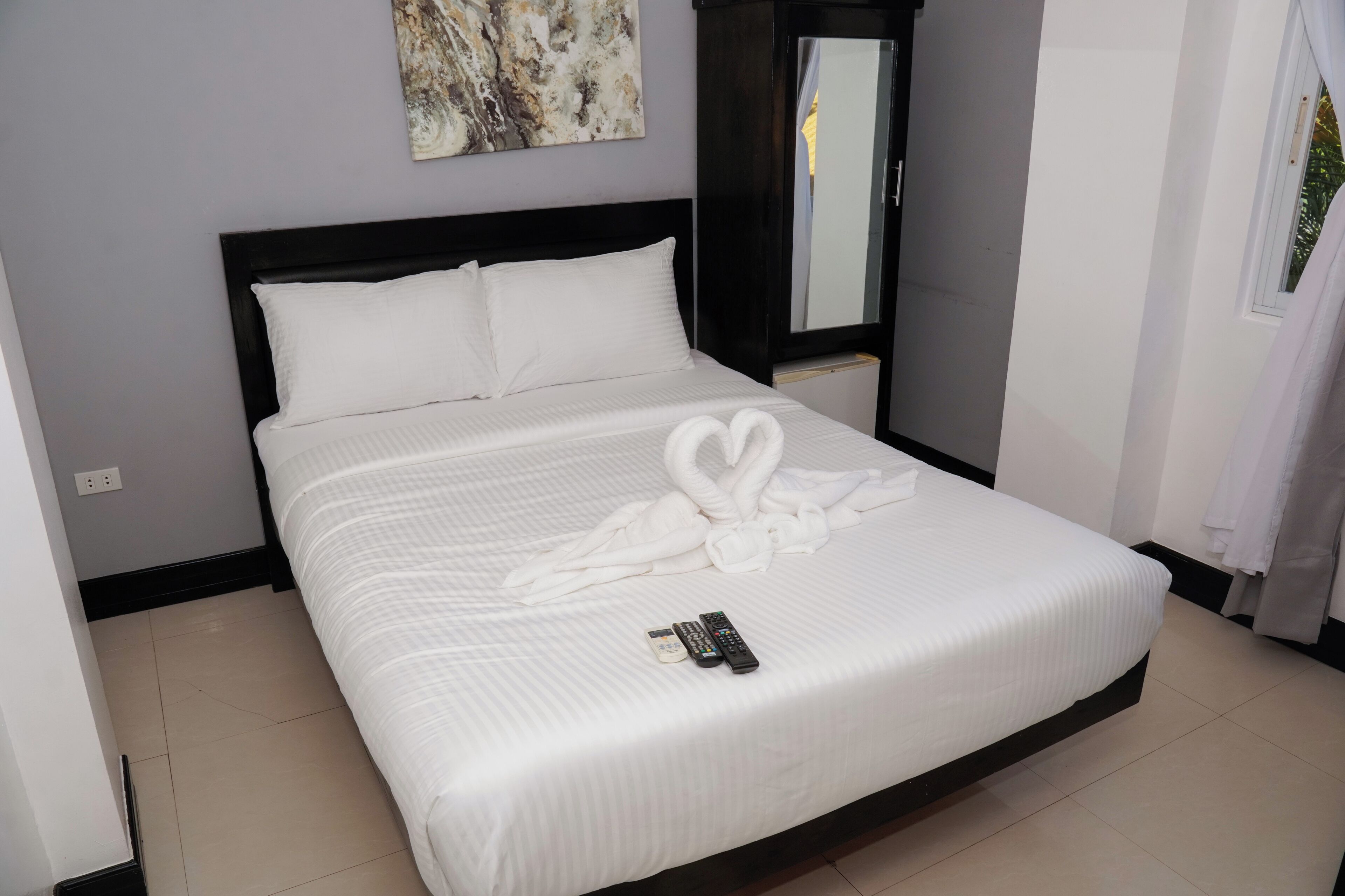 Habitación Business individual | Ropa de cama hipoalergénica, minibar, caja fuerte y escritorio