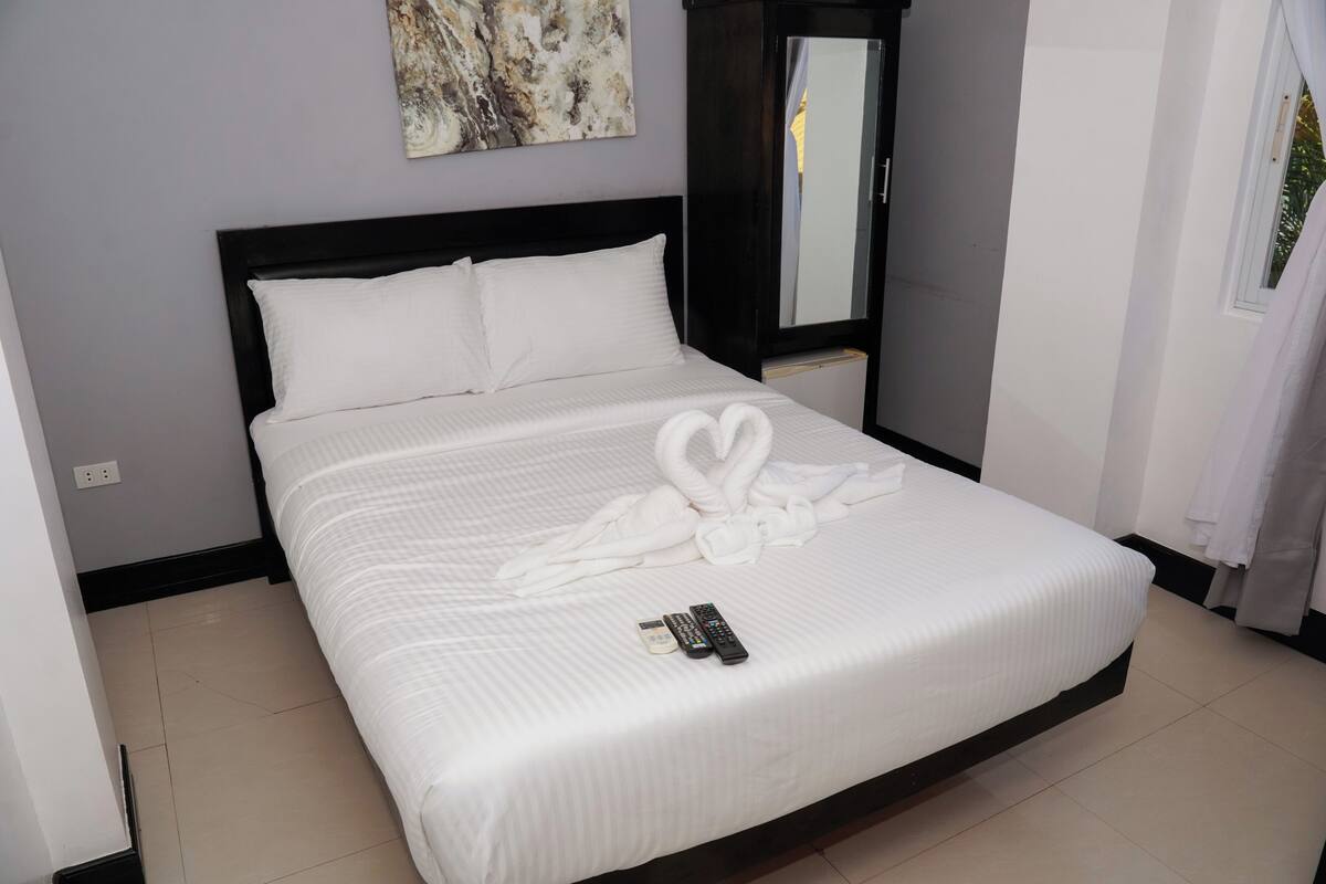 Hypo-allergenic bedding, minibar, in-room safe, desk