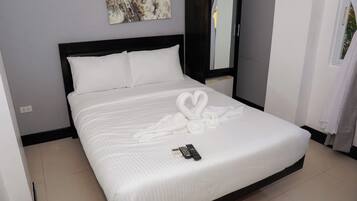 Habitación Business individual | Ropa de cama hipoalergénica, minibar, caja fuerte y escritorio
