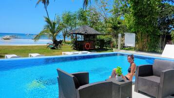 Kolam renang outdoor, dengan payung kolam renang dan kursi berjemur