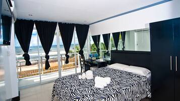 Hypo-allergenic bedding, minibar, in-room safe, desk