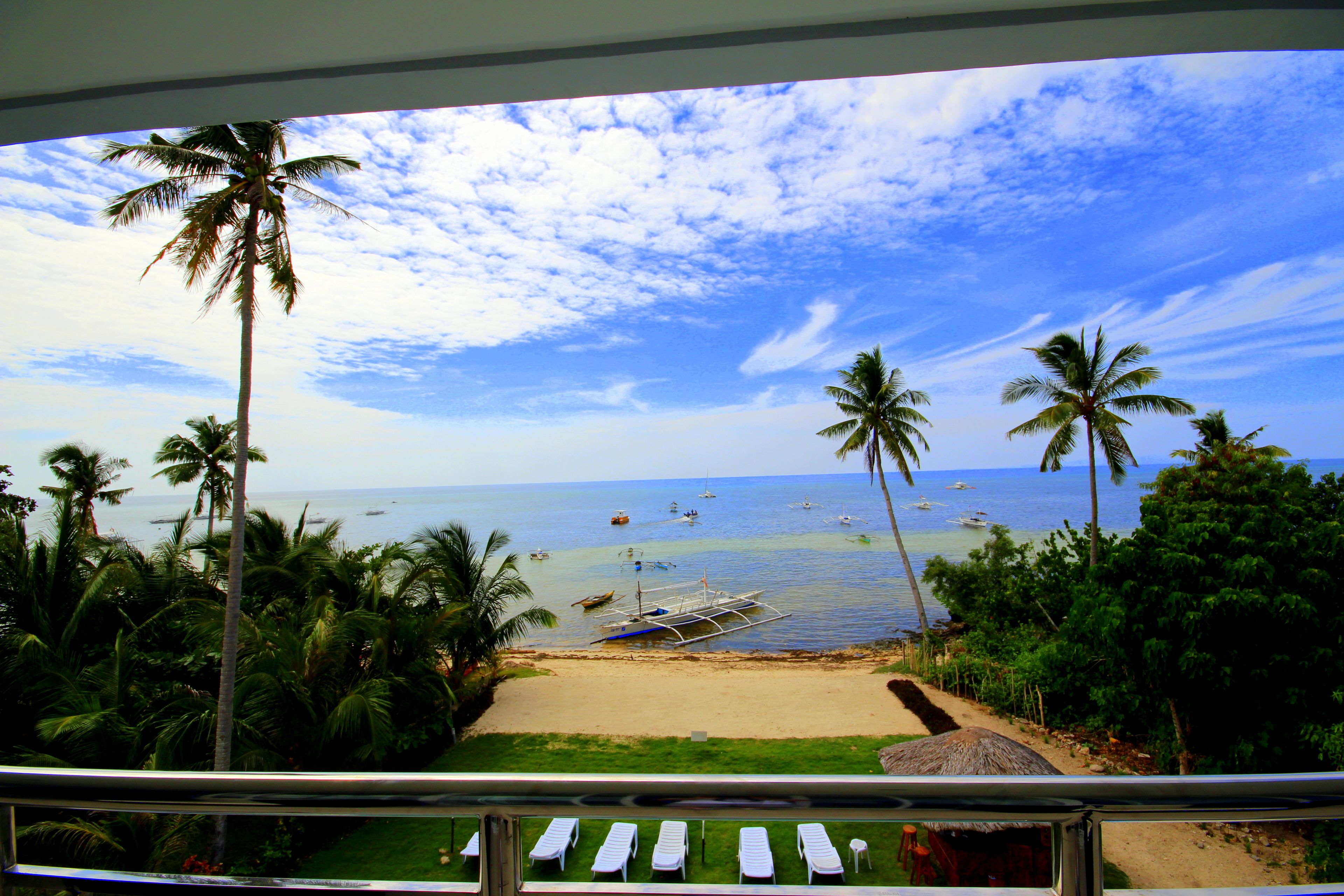 Se sirven desayunos y almuerzos; cocina filipina; con vista a la playa