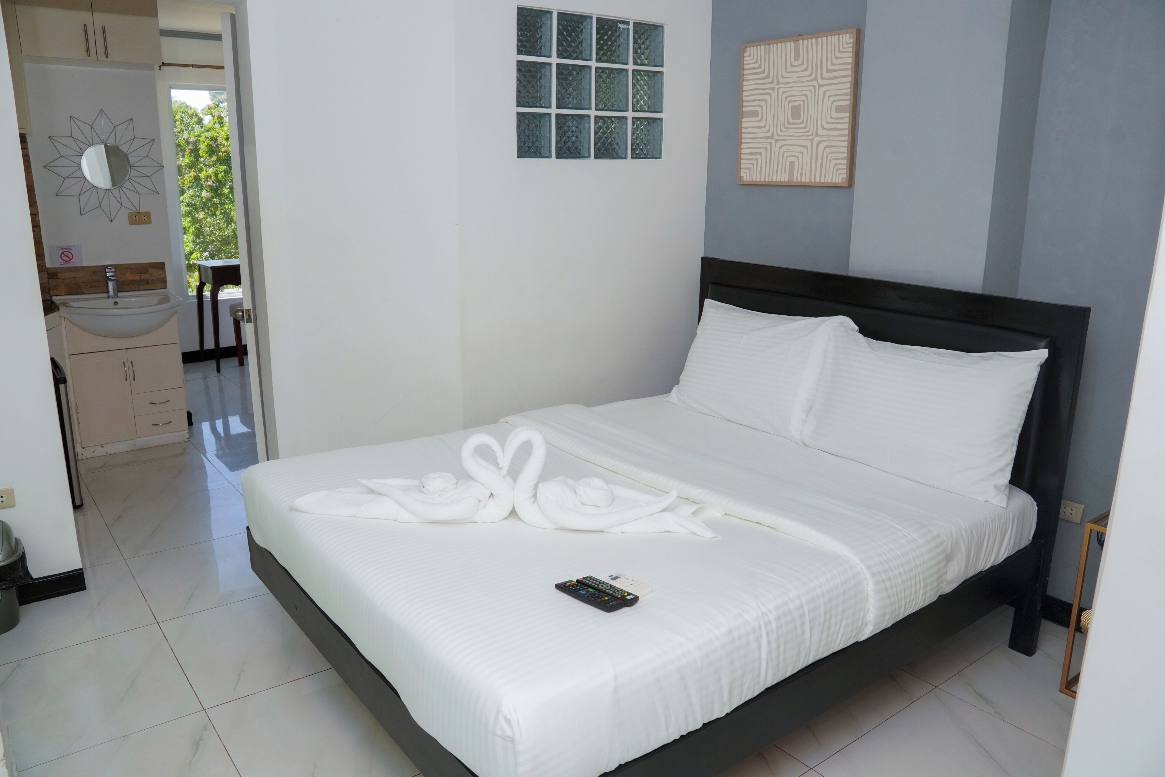 Estudio Deluxe, 1 cama de matrimonio, cocina básica | Ropa de cama hipoalergénica, minibar, caja fuerte y escritorio