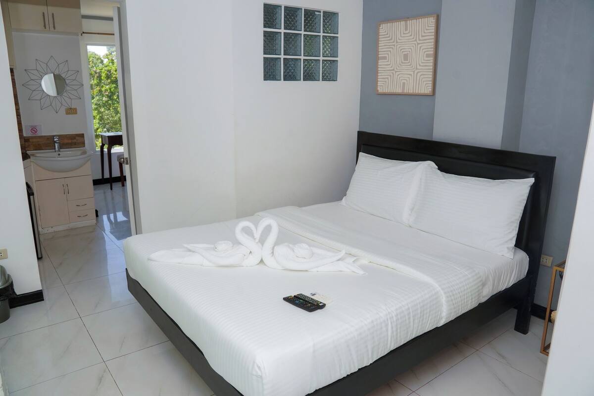 Estudio Deluxe, 1 cama de matrimonio, cocina básica | Ropa de cama hipoalergénica, minibar, caja fuerte y escritorio